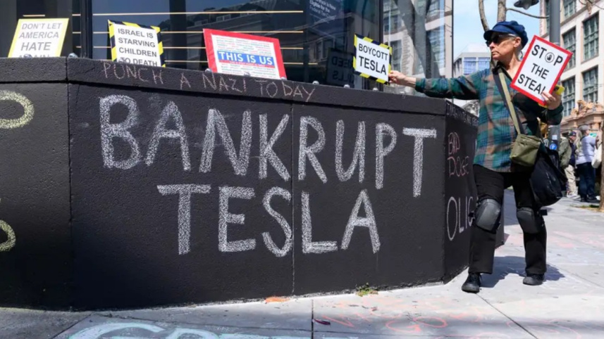 টেসলার বিরুদ্ধে বিক্ষোভ। ছবি: DW