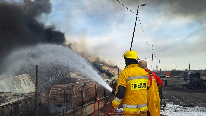 ইরানের শহীদ রাজায়ি বন্দরে বিস্ফোরণের পর আগুন নেভানোর চেষ্টা করছেন দমকলকর্মীরা। ছবি: এএফপি