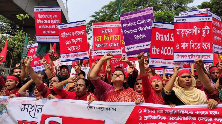 মে দিবস উপলক্ষে প্রেস ক্লাব এলাকায় বিভিন্ন সংগঠন বিভিন্ন কর্মসূচির আয়োজন করে। ছবি: রাশেদ সুমন/স্টার