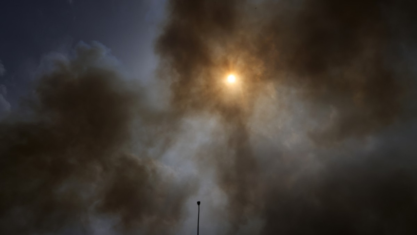 দাবানলের ধোঁয়ায় সূর্য ঢেকে গেছে। ছবি: এএফপি