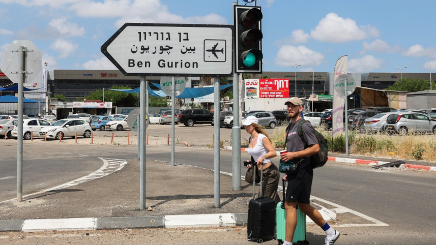 ইসরায়েলের বেন গুরিয়ন আন্তর্জাতিক বিমানবন্দরে হুতিদের ক্ষেপণাস্ত্র হামলার পর উড়োজাহাজ চলাচল বন্ধ হয়। ছবি: এএফপি