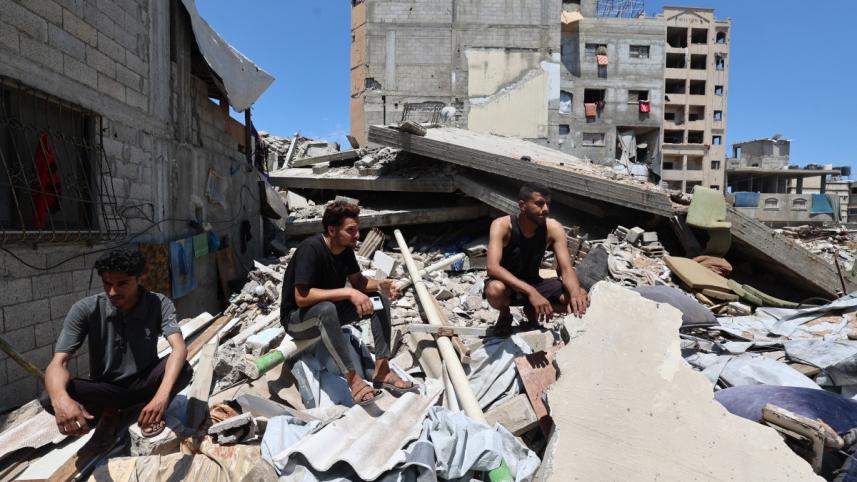 ইসরায়েলি হামলার পর ধ্বংসযজ্ঞ পর্যবেক্ষণ করছেন ফিলিস্তিনিরা। ছবি: এএফপি