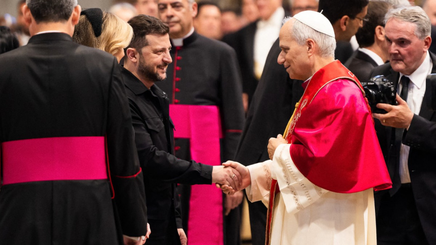 জেলেনস্কির সঙ্গে হাত মেলাচ্ছেন পোপ চতুর্দশ লিও। ছবি: এএফপি