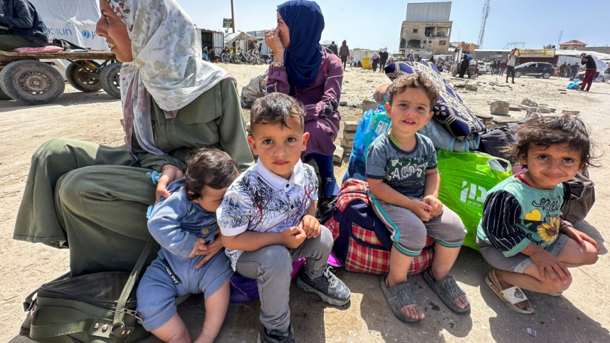 একটি বাস্তুচ্যুত ফিলিস্তিনি পরিবার। তারা জানে না তাদের পরবর্তী গন্তব্য কি হবে। ছবি: এএফপি