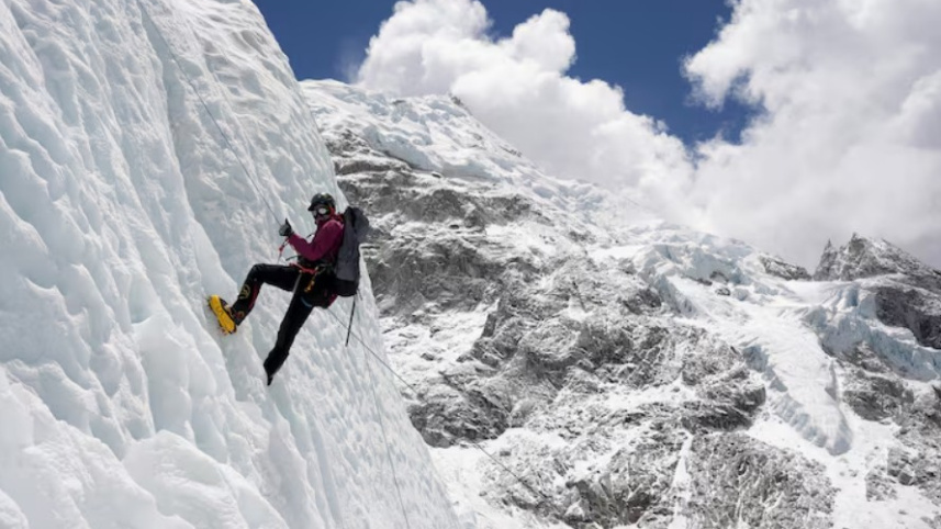এক অজ্ঞাত পর্বতারোহী এভারেস্টে উঠছেন। ফাইল ছবি: রয়টার্স