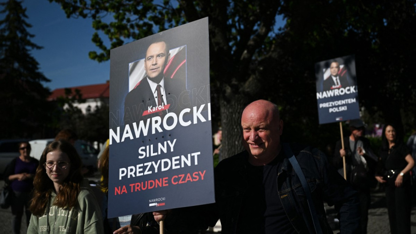 নাওরোকির ভক্তদের হাতে তার ছবিসহ প্ল্যাকার্ড। ছবি: এএফপি