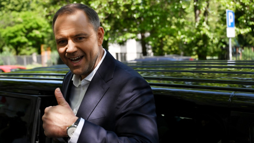 পোল্যান্ডের নতুন নেতা নাওরোকি থাম্বস আপ দেখাচ্ছেন। ছবি: এএফপি