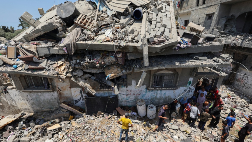 নুসেইরাত শিবিরের এই বাড়িটি ইসরায়েলি হামলায় ধ্বংস হয়েছে। ছবি: এএফপি