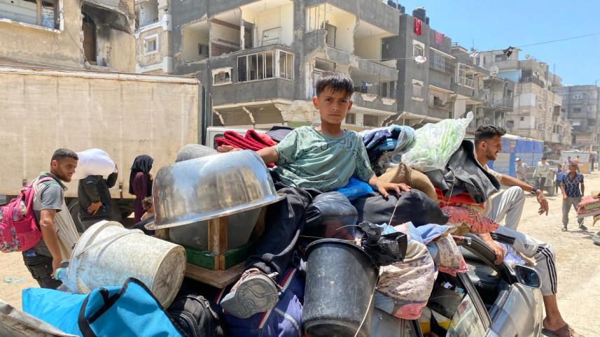 ইসরায়েলের হামলার পর এলাকা ছেড়ে চলে যাচ্ছেন ফিলিস্তিনিরা। ছবি: এএফপি