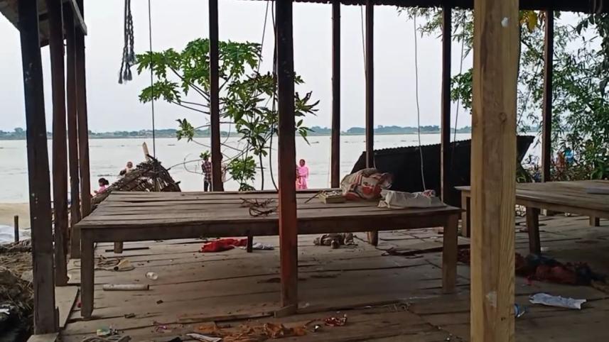 পদ্মা সেতু প্রকল্প রক্ষা বাঁধে ভাঙন। শরীয়তপুরের জাজিরার নাওডোবা জিরো পয়েন্ট এলাকায়. ছবি: পলাশ খান/স্টার 