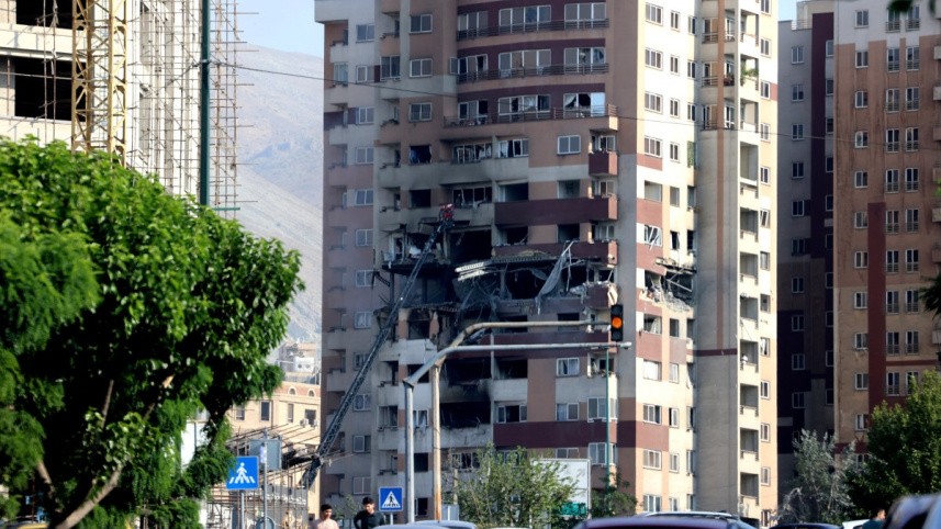 ইসরায়েলি হামলায় তেহরানের এই ভবনটি ক্ষতিগ্রস্ত হয়। ছবি: এএফপি