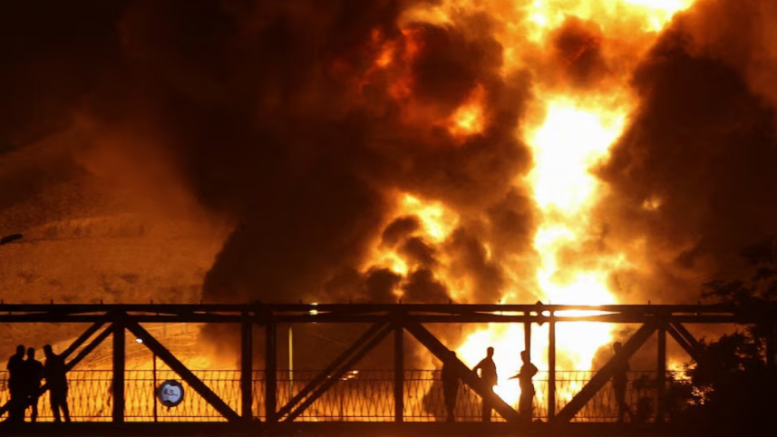 তেহরানের শারান তেলের ডিপোতে ইসরায়েলি হামলার পর আগুন ধরে যায়। ছবি: রয়টার্স