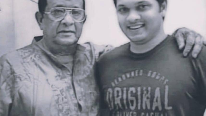 বাবার নায়করাজের সঙ্গে সাদাকালো ফ্রেমে সম্রাট। ছবি: সংগৃহীত