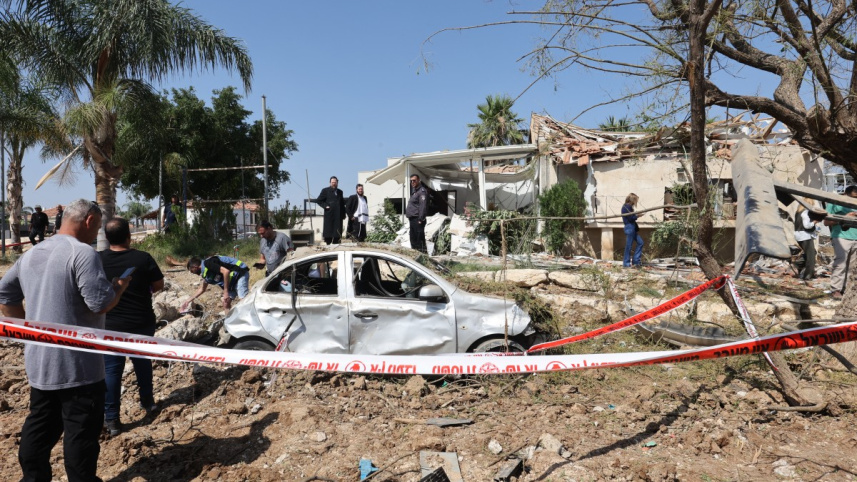 ইসরায়েলের দক্ষিণাঞ্চলে ইরানের ক্ষেপণাস্ত্র হামলায় ব্যাপক ক্ষয়ক্ষতি হয়েছে। ছবি: এএফপি