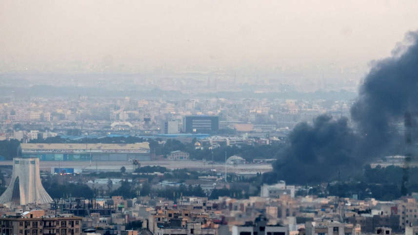 ইসরায়েলি হামলায় তেহরানের আজাদি টাওয়ারে আগুন ধরে যায়। ছবি: এএফপি