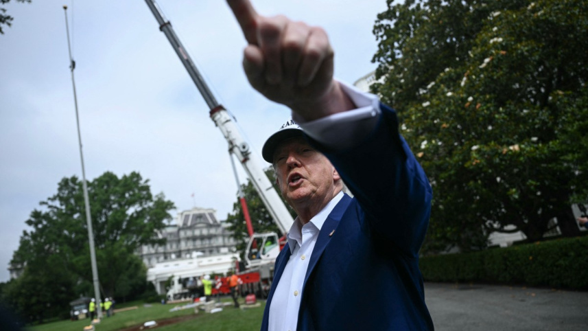 হোয়াইট হাউসের চত্বরে দুইটি পতাকাদণ্ড বসিয়েছেন ট্রাম্প। ছবি: এএফপি