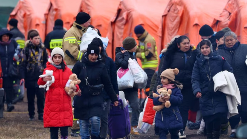 রাশিয়ার হামলার পর পোল্যান্ডের পথে ইউক্রেনের শরণার্থীরা। ছবি: রয়টার্স