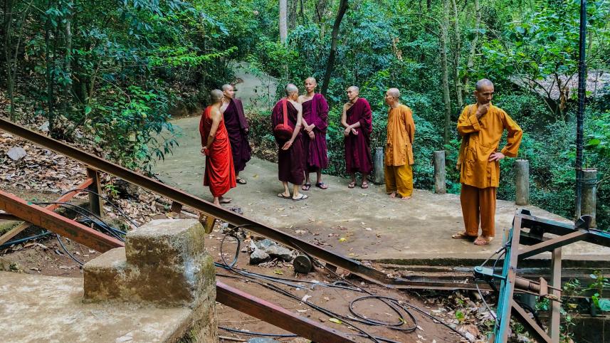 বৌদ্ধ ভিক্ষুরা দুর্ঘটনাস্থল পরিদর্শন করছেন। ছবি: এএফপি