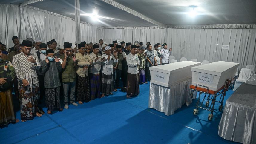 ইন্দোনেশিয়ার স্কুল ভবন ধসে মৃত এক শিক্ষার্থীর জানাজা পড়ছেন আত্মীয় পরিজন। ছবি: রয়টার্স