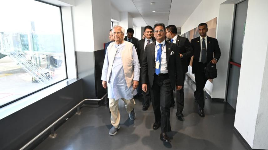 প্রধান উপদেষ্টা অধ্যাপক মুহাম্মদ ইউনূস আজ রোববার স্থানীয় সময় বিকেল ৫টায় ইতালির রাজধানী রোম পৌঁছেছেন। ছবি : প্রধান উপদেষ্টার প্রেস উইং/বাসস