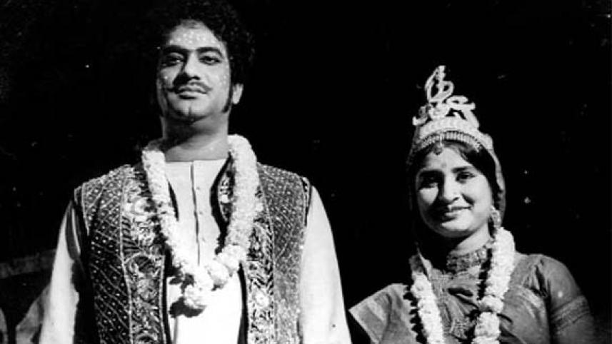 অজিতেশ বন্দ্যোপাধ্যায়, বাংলা থিয়েটার, নান্দীকার, নান্দীমুখ, গণনাট্য সংঘ, রাজনৈতিক থিয়েটার, মঞ্চ নাটক, বাংলা নাটক, মঞ্চ অভিনেতা, তপন সিংহ, হাটে বাজারে, তিন পয়সার পালা, মঞ্জরী আমের মঞ্জরী, কেয়া চক্রবর্তী, উৎপল দত্ত, শম্ভু মিত্র, কলকাতার থিয়েটার, বাংলা সংস্ক