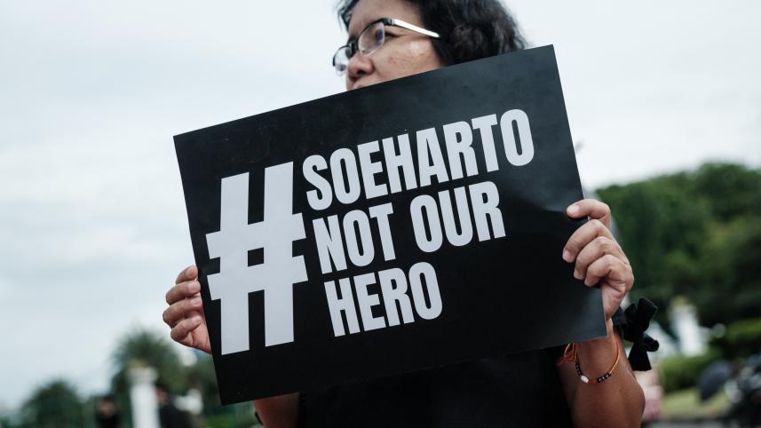 সুহার্তোকে জাতীয় বীর আখ্যা দেওয়া প্রতিবাদ। ছবি: রয়টার্স