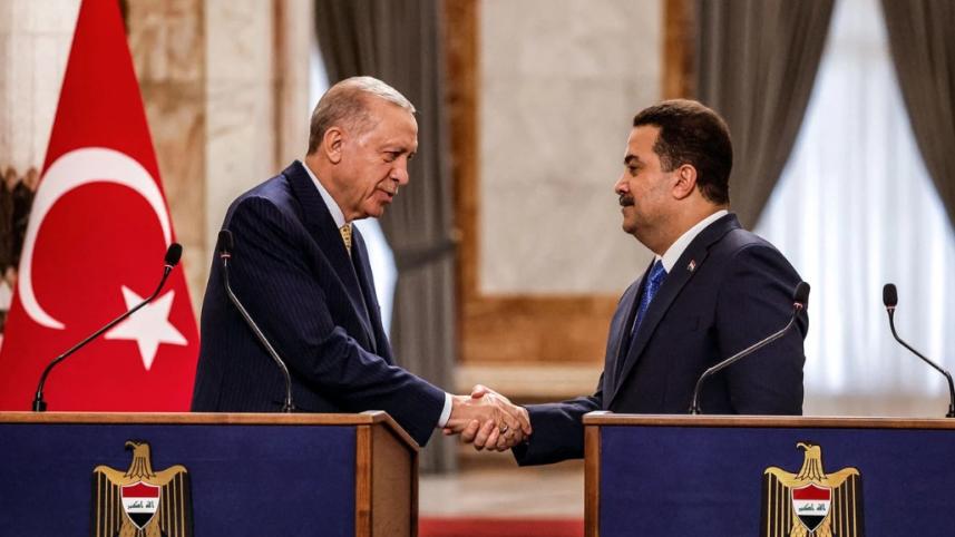 তুরস্কের প্রেসিডেন্ট এরদোয়ান ও ইরাকের প্রধানমন্ত্রী শিয়া আল-সুদানি করমর্দন করছেন। ফাইল ছবি: এএফপি (২২ এপ্রিল, ২০২৪) 