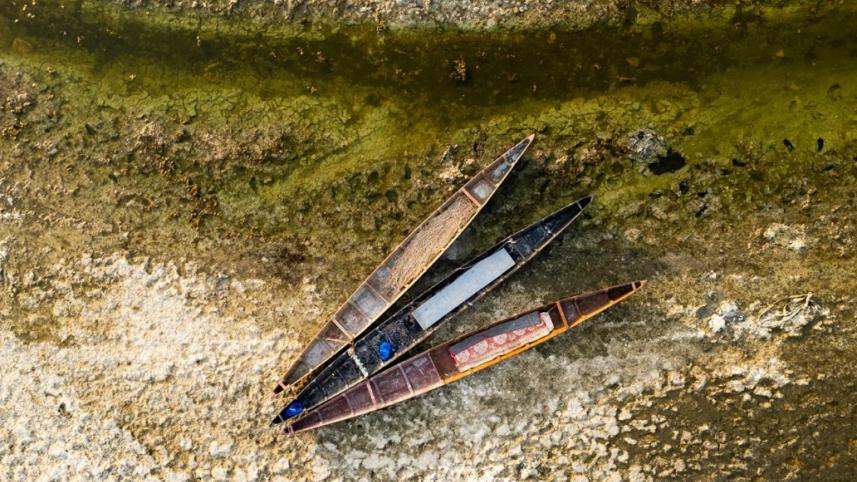 ইরাকের দক্ষিণাঞ্চলের বসরা প্রদেশের শুষ্ক জলাধারে পরিত্যক্ত অবস্থায় কাঠের নৌকা পড়ে আছে। ছবি: এএফপি
