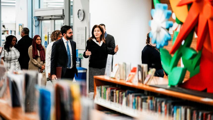 নিউইয়র্কের পাবলিক লাইব্রেরিতে সংবাদ সম্মেলনে হাজির হন মামদানি। ফাইল ছবি: রয়টার্স