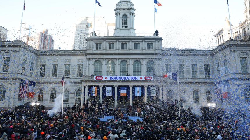 জোহরান মামদানির অভিষেককে ঘিরে সিটি হলে উৎসবের আমেজ। ছবি: এএফপি