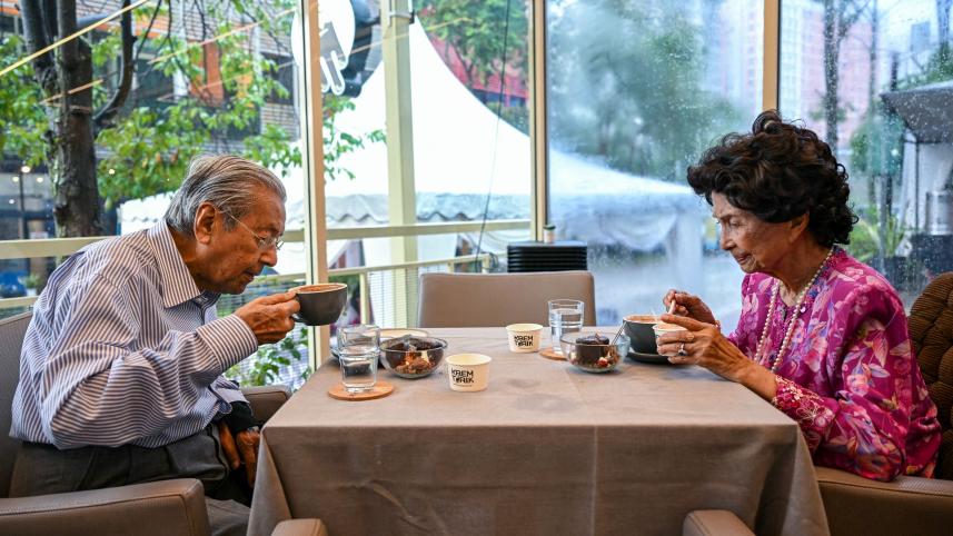 স্ত্রীর সঙ্গে চা পান করছেন মাহাথির। ফাইল ছবি: এএফপি (জুন ২০২৫)