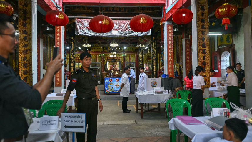 ভোটগ্রহণ শেষে ব্যালট গণনার প্রস্তুতি নিচ্ছেন নির্বাচন কমিশনের কর্মীরা। ছবি: এএফপি