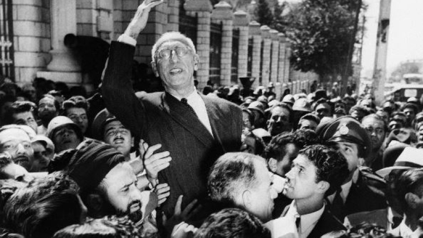 উল্লসিত জনতার কাঁধে ইরানের এককালের জনপ্রিয় প্রধানমন্ত্রী মোসাদ্দেক। ফাইল ছবি: এএফপি