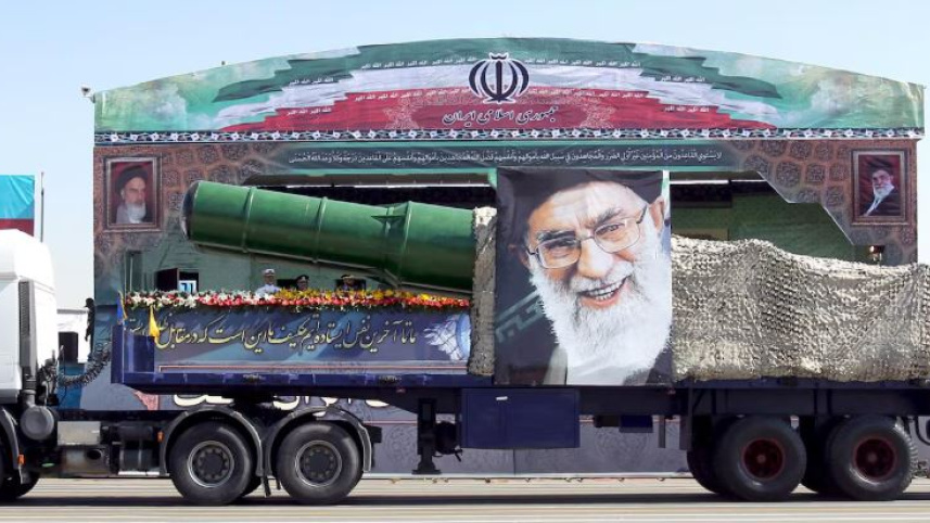 মহড়ায় অংশ নিচ্ছে ইরানের সর্বোচ্চ নেতা আয়াতুল্লাহ আলি খামেনির ছবি সম্বলিত সামরিক ট্রাক। ফাইল ছবি: রয়টার্স (২০১৫)