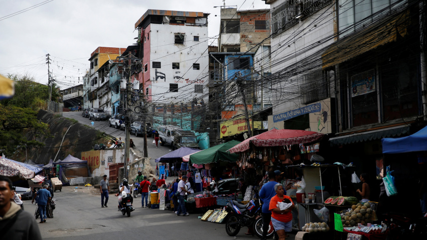 মাদুরোকে ধরে নিয়ে যাওয়ার ১১ দিন পর কারাকাসে স্বাভাবিক জীবন ফিরে এসেছে। ছবি: রয়টার্স