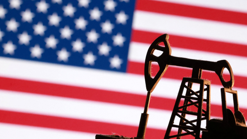 মার্কিন রাষ্ট্রপতি ডোনাল্ড ট্রাম্প তার পূর্বসূরি জো বাইডেনের পরিবেশবান্ধব প্রকল্পগুলো বাতিলের পাশাপাশি ঘোষণা দিয়েছেন—‘ড্রিল বেবি ড্রিল’। অর্থাৎ, বিশ্বব্যাপী আরও বেশি কূপ-খনন। প্রতীকী ছবি: রয়টার্স