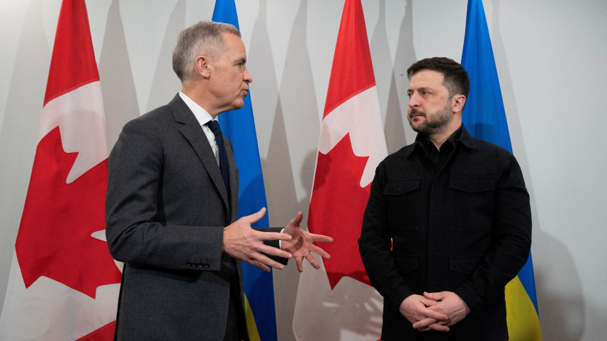 ইউক্রেনের প্রেসিডেন্ট জেলেনস্কির সঙ্গে কানাডার প্রধানমন্ত্রী কার্নি। ছবি: রয়টার্স