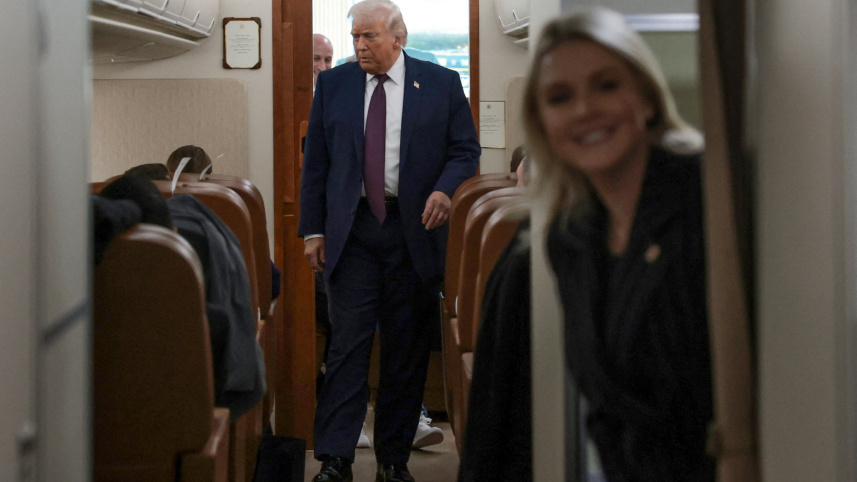 এয়ারফোর্স ওয়ানের ভেতর হোয়াইট হাউসের প্রেস সচিব ক্যারোলিন লেভিটের সেলফিতে ধরা পড়েন ট্রাম্পও। ছবি: রয়টার্স