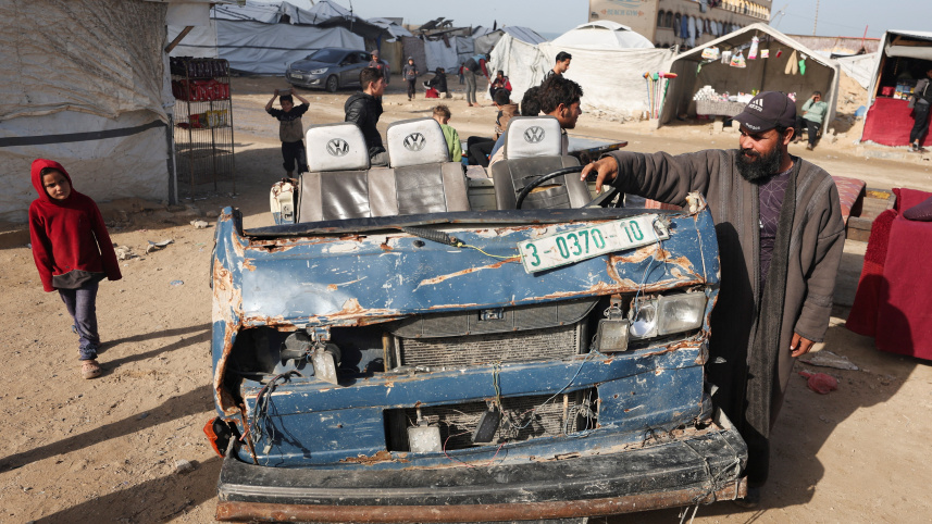 ইসরায়েলি হামলায় এই ফিলিস্তিনি নাগরিকের গাড়ি ক্ষতিগ্রস্ত হয়েছে। ছবি: রয়টার্স