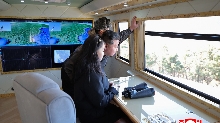 মেয়েকে সঙ্গে নিয়ে ক্ষেপণাস্ত্র পরীক্ষা পর্যবেক্ষণ করছেন কিম জং উন। ছবি: এএফপি