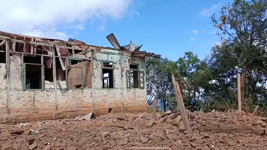 সামরিক জান্তার বিমান হামলায় বিধ্বস্ত স্কুল ভবন। ছবি: রয়টার্স