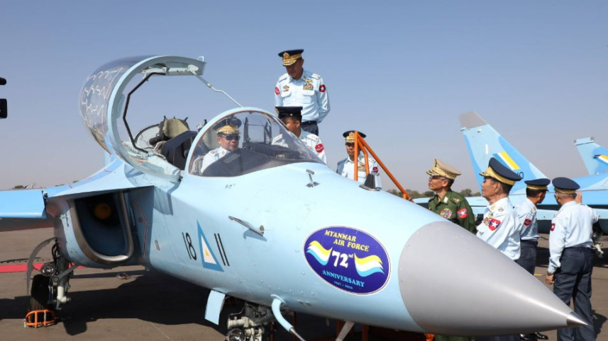 জান্তা প্রধান মিন অং হ্লাইং বিমানবাহিনীর একটি জেট সরেজমিনে পরিদর্শন করছেন। ফাইল ছবি: রয়টার্স