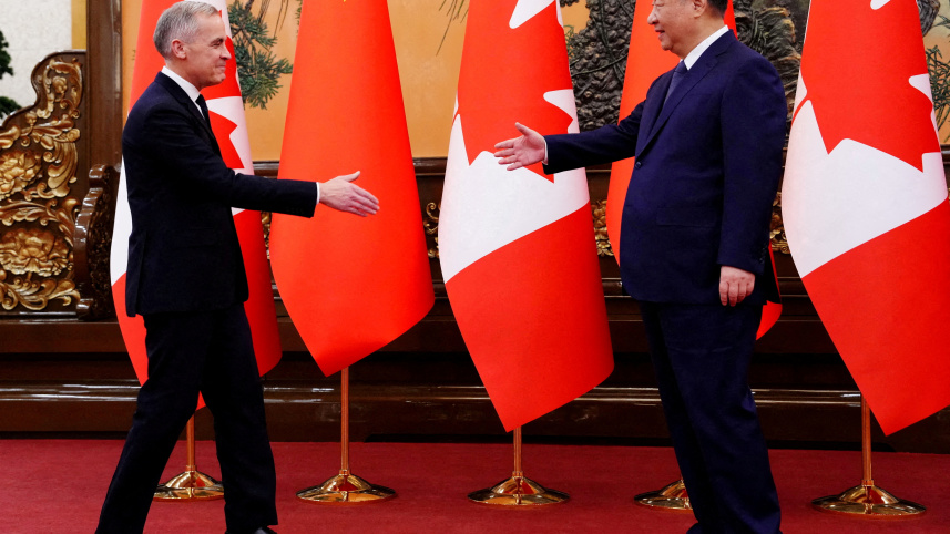 চীনে শি জিন পিং-এর সঙ্গে বৈঠক করেন কানাডার প্রধানমন্ত্রী মার্ক কার্নি। ছবি: রয়টার্স