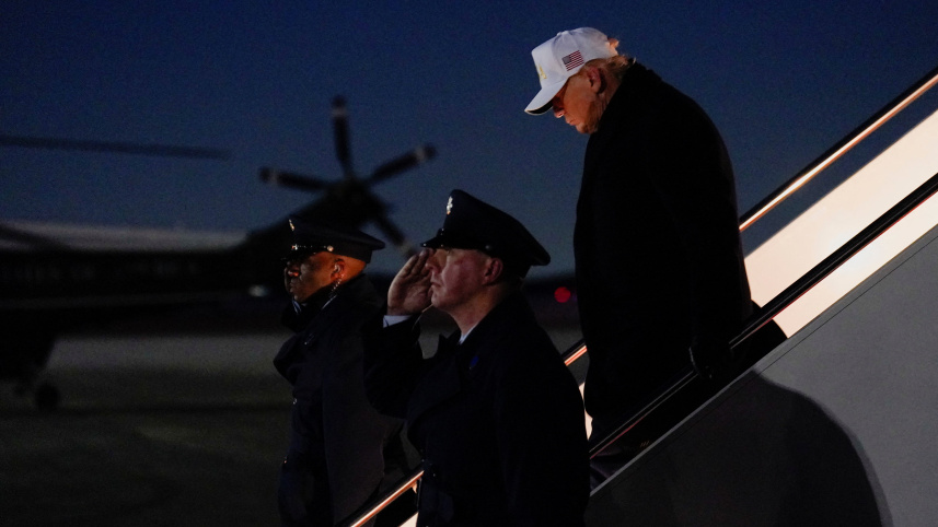 এয়ারফোর্স ওয়ান থেকে নেমে আসছেন ট্রাম্প। ছবি: রয়টার্স