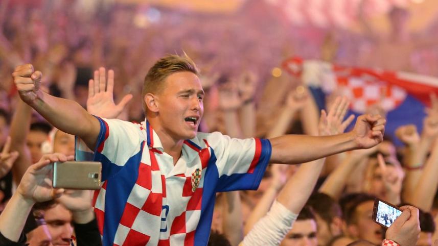2018-07-11T200116Z_1718620062_RC13BD159DE0_RTRMADP_3_SOCCER-WORLDCUP-CRO-ENG-FANS.JPG