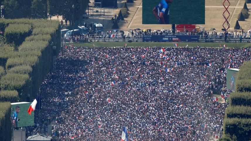 2018-07-15T160459Z_1419571943_RC1DEC50B0D0_RTRMADP_3_SOCCER-WORLDCUP-FINAL-PARIS-FANS.JPG
