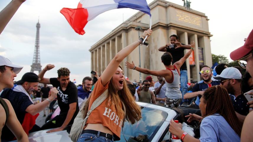 2018-07-15T181348Z_1371689545_RC1531400FD0_RTRMADP_3_SOCCER-WORLDCUP-FINAL-PARIS-FANS.JPG