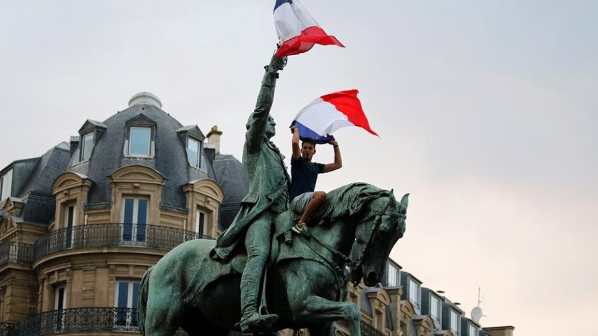 2018-07-15T190522Z_1357329306_RC12B41600B0_RTRMADP_3_SOCCER-WORLDCUP-FINAL-PARIS-FANS.JPG