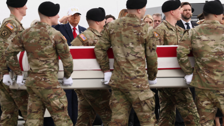 ইরানের হামলায় কুয়েতে নিহত ৬ মার্কিন সেনার মরদেহ বহন করে নিয়ে যাচ্ছেন অন্যান্য সেনারা। মার্কিন প্রেসিডেন্ট ট্রাম্প ও ভাইস প্রেসিডেন্ট জে ডি ভ্যান্স স্যালুট করছেন। ফাইল ছবি: রয়টার্স