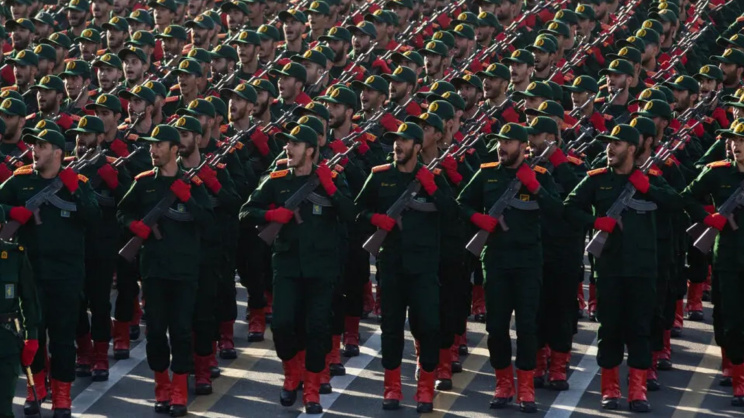 তেহরানে বার্ষিক সামরিক কুচকাওয়াজে ইরানের বিপ্লবী রক্ষীবাহিনীর ক্যাডেটরা, ২০২৪। ছবি: সংগৃহীত